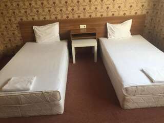 Отель Irish Hotel Шумен Просторный двухместный номер с 2 отдельными кроватями-1